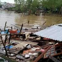 belasan-rumah-di-kuala-jambi-tersenggol-kapal-tongkang