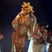 tampil-di-grammy-beyonce-berbaju-transparan-pamer-tubuh-dan-perut-buncit