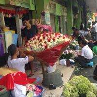 pengemudi-ojek-online-kebanjiran-order-antar-bunga-saat-valentine