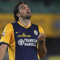 fans-pecahkan-kaca-mobil-luca-toni