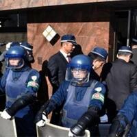 mobil-lawan-dirusak-polisi-jepang-grebeg-dua-markas-yakuza