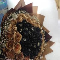 bunga-mawar-hitam-dan-emas-tetap-laris-manis-meski-lebih-mahal