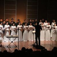 aksi-the-archipelago-singers-pukau-ratusan-penonton-saat-konser-lov-in-tunes