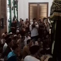 ahok-diminta-lepas-sepatu-saat-kunjungi-makam-mbah-priok