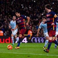 lionel-messi-dan-luis-suarez-penaltinya-unik-wasit-tetap-mengesahkan