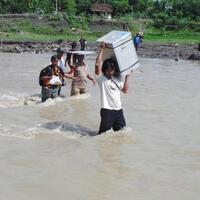 petugas-harus-seberangi-arus-deras-sungai-bawa-logistik-pilkada-brebes
