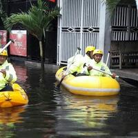 polisi-naik-perahu-karet-patroli-rumah-warga-kudus-terdampak-banjir