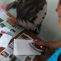 surat-suara-basah-terkena-banjir-petugas-mengeringkannya-dengan-setrika