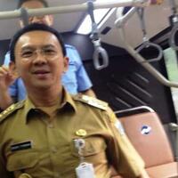 dari-rumah-ke-balai-kota-ahok-naik-bus--vintage--transjakarta
