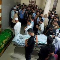 pemuda-ini-salatkan-jenazah-ayahnya-meski-terbaring-dengan-luka-jahitan