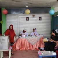 unik-di-tps-ini-petugas-kpps-layani-warga-dengan-seragam-sd