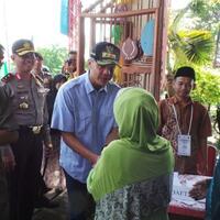 datangi-tps-di-brebes-gubernur-ganjar-coblos-nomor-tiga