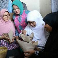 pilkada-serentak-khofifah-pilih-datangi-korban-banjir-ntb