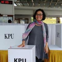 dapat-nomor-urut-240-sri-mulyani-mencoblos-calon-gubernur-banten-di-tps-pondok-jaya