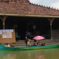 wilayahnya-kebanjiran-warga-pati-naik-perahu-datangi-tps