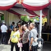 antasari-azhar-jadi-buruan-warga-untuk-foto-bersama