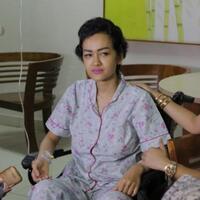 tangisan-julia-perez-yang-gagal-mencoblos-mana-saya-tahu-bakal-masuk-rumah-sakit