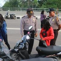 polisi-buat-kocar-kacir-yang-ngumpul-di-jembatan-mahkota-ii