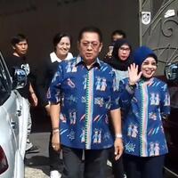 sylviana-murni-hanya-tersenyum-saat-tinggalkan-wisma-proklamasi