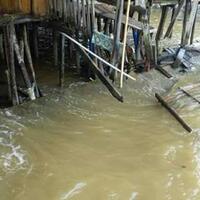 warga-kocar-kacir-saat-kapal-tongkang-menghantam-rumah-di-tepian-sungai