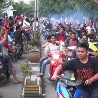 dua-pendukung-paslon-saling-ejek-saat-konvoi-klaim-kemenangan