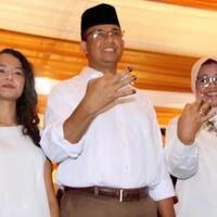 gadis-berlesung-pipi-di-samping-anies-baswedan-itu-rela-tunggu--abah--pulang-larut