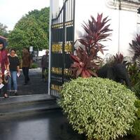 sri-sultan-beserta-anak-dan-menantu-tiba-di-tps-09-panembahan