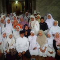 salat-subuh-di-masjid-al-hikmah-anies-baswedan-diberi-tasbih-oleh-warga