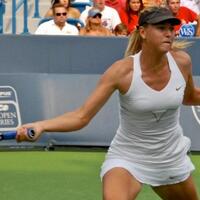 sharapova-pernah-sumbangkan-raket-buat-kegiatan-sosial