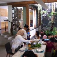 anies-baswedan-sarapan-nasi-liwet-sebelum-berangkat-ke-tps-untuk-mencoblos