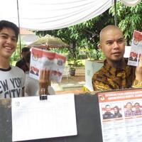 bentangkan-surat-suara-ahmad-dhani-tutup-gambar-pasangan-calon-gubernur-no-2