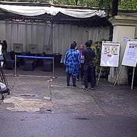 jk-satu-tps-dengan-pebulutangkis-liem-swie-king-dan-ceo-go-jek-nadiem-makarim