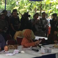 warga-ramai-ramai-tonton-tps-tempat-agus-yudhoyono-dan-annisa-pohan-nyoblos