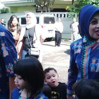 mpok-sylvi-ke-tps-103-pondok-kelapa-dikawal-empat-cucunya