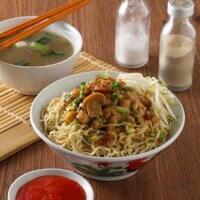 pemilih-di-tps-pluit-cicipi-bakmi-ayam-gratis-sebelum-nyoblos