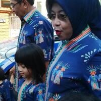 keluarga-sylviana-kenakan-batik-betawi-di-hari-pencoblosan