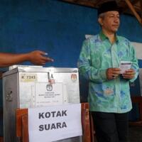 calon-bupati-batang-ini-dahulukan-sungkem-ke-ibu-sebelum-ke-tps