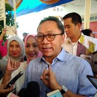 zulkifli-hasan-gandeng-istri-dan-anaknya-mencoblos-di-tps-78-perumahan-cipinang-indah