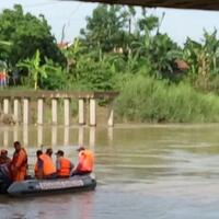 akhirnya-ibu-dan-anak-yang-terjun-ke-sungai-cipunegara-ditemukan