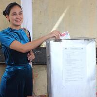 lihat-penampilan-luna-maya-saat-mencoblos-riasan-wajahnya-tak-lebay