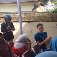 datang-ke-tps-begini-keakraban-luna-maya-dengan-tetangga