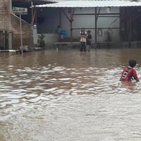 cerianya-anak-anak-di-bukit-duri-bermain-air-di-lokasi-banjir