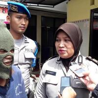 kakek-dar-bacok-pria-tua-yang-telanjang-bareng-istrinya-di-kamar-rumah