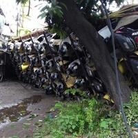 truk-bermuatan-80-motor-baru-timpa-warung-makan-di-semarang