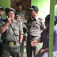 satpol-pp-bongkar-empat-warung-esek-esek-di-kawasan-kolam-susu