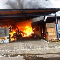 gudang-penyimpanan-bahan-baku-sepatu-milik-pt-venezia-footwear-di-jombang-terbakar