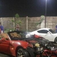 aksi-kebut-kebutan-mobil-ferrari-ringsek-hajar-bmw