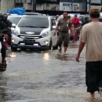 banjir-kiriman-dari-bogor-air-meluap-bikin-macet-jalan-jatinegara-barat