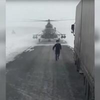 wow-helikopter-ini-tiba-tiba-mendarat-di-jalan-pilotnya-hanya-mau-numpang-tanya