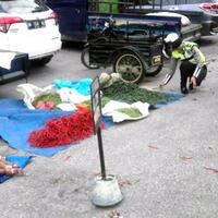 dua-anggota-polwan-bantu-pedagang-memunguti-sayuran-yang-berserakan-di-jalan